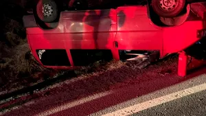 Un microbuz cu 11 persoane, între care 5 copii, din Ucraina, s-a răsturnat în Bihor