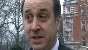 Un ministru britanic demisionează din cauza unor fotografii cu caracter sexual explicit