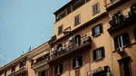 Un bărbat și-a găsit casa ocupată și a ajuns să locuiască la hotel, pe banii lui. Ce a făcut poliția