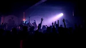 Ministrul francez de Interne a oprit cu elicopterul un rave desfășurat pe un poligon militar