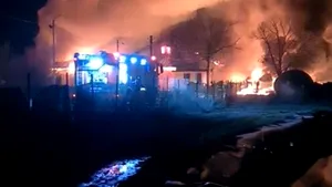 VIDEO Incendiu puternic în Prahova, la o societate care fabrică produse din ţiţei. Două victime în stare gravă