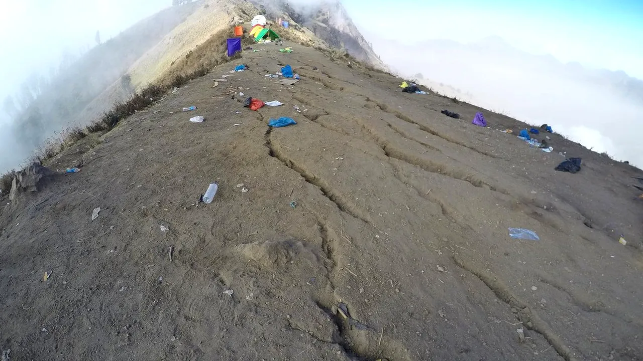 Turiştii blocaţi pe vulcanul Mount Rinjani, în urma cutremurului de 6.4 grade, au fost evacuaţi în siguranţă