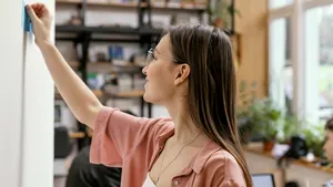 Fără găuri în pereți. Un student a inventat un ciment magnetic care ține tablourile cu magneți