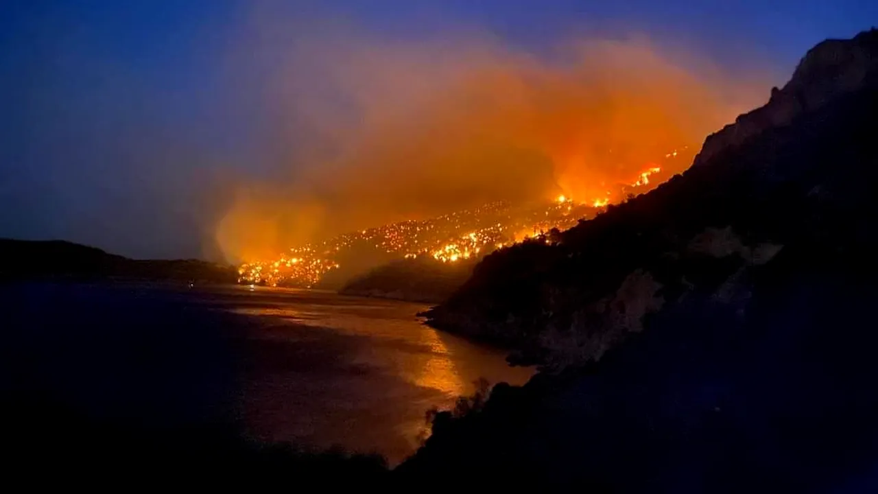 Pompierii români luptă cu incendiile în Grecia. Au protejat 50 de locuinţe ameninţate de flăcări