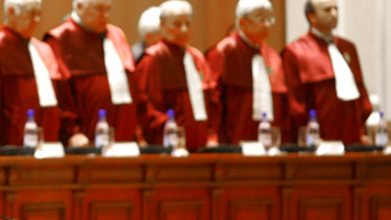 CC a statuat că este ilegal ca instanţele să modifice sistemele de salarizare