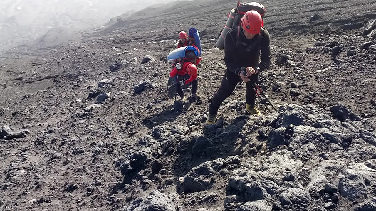 Şase alpinişti şi-au pierdut viaţa în timpul escaladării celui mai înalt vulcan activ din Eurasia