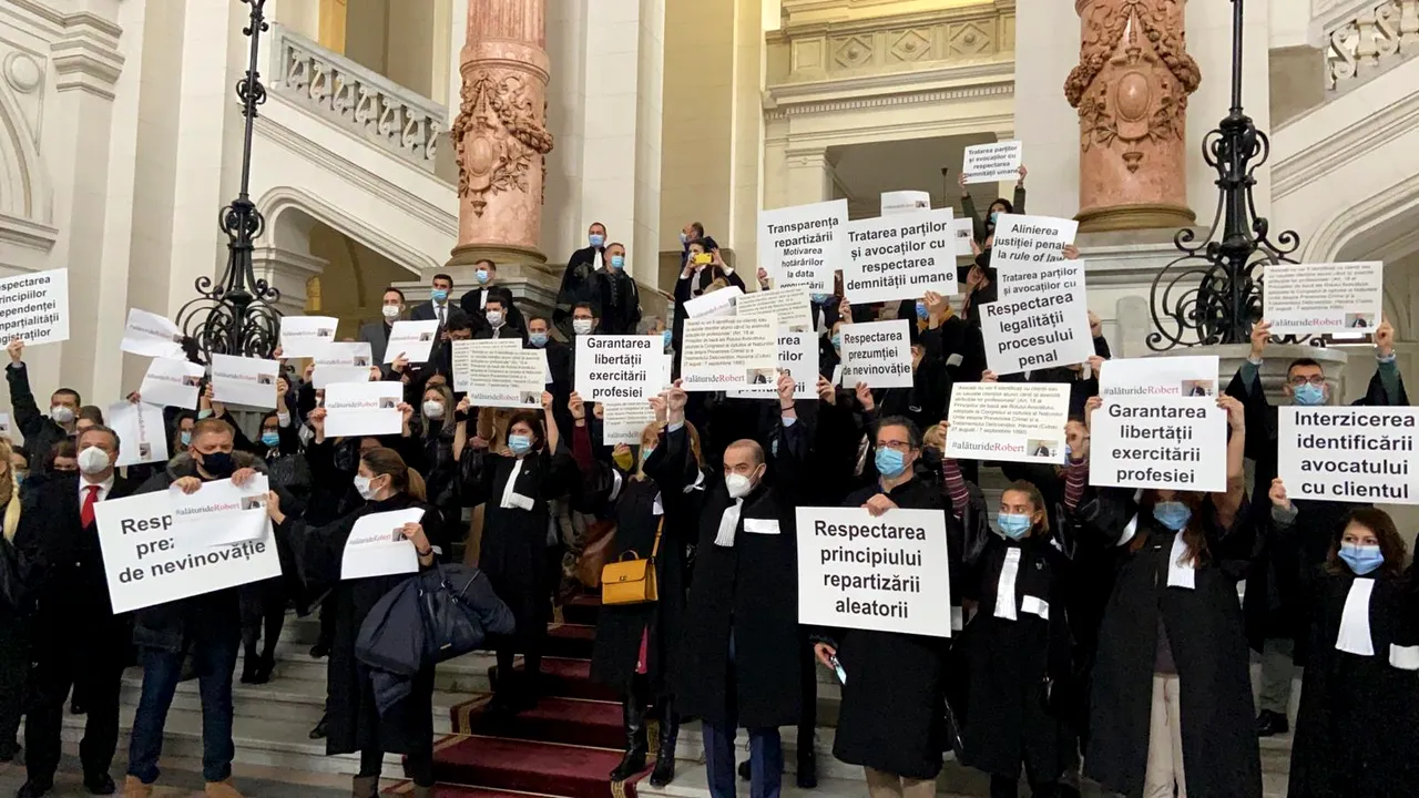 FOTO&VIDEO Protest al avocaţilor, la Curtea de Apel Bucureşti. „O să ne aresteze pe toţi? Aşteptăm”