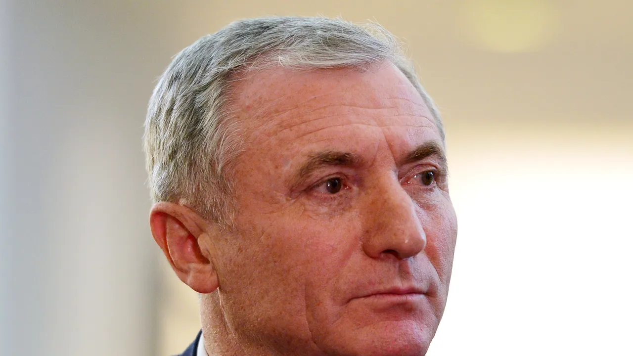 Procurorul general Augustin Lazăr vrea sesizarea CCR cu excepţie de neconstituţionalitate pe legea salarizării 
