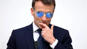 Emmanuel Macron dansează pe melodia „Hakuna Matata” și aleargă alături de dublul campion olimpic la maraton Eliud Kipchoge, în Kenya