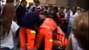 Italia: O fetiţă româncă de 16 luni, salvată după ce rămăsese blocată cu capul într-un gard metalic - VIDEO