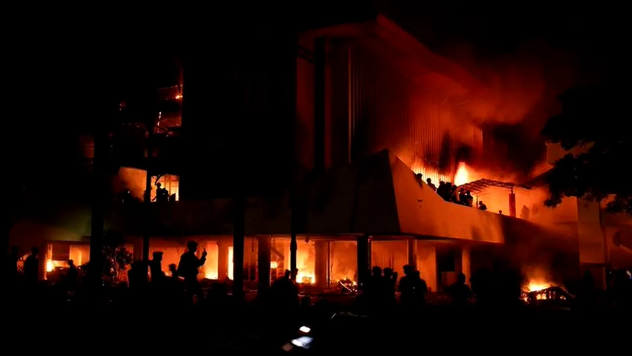 Indonezia. Trei morţi după ce o mulţime a incendiat clădirea parlamentului regional