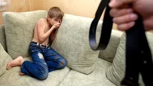 STUDIU: Părinţii îşi lovesc copiii mult mai des decât recunosc acest lucru