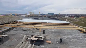 Acoperişul unui bloc din Mangalia a fost smuls de vântul puternic | VIDEO, FOTO