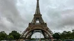 Suma fabuloasă pentru care s-a adjudecat un fragment din scara Turnului Eiffel, după ce a fost scos la licitație