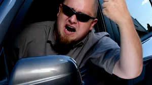 Ce îi stresează pe români în drumul spre serviciu: şoferii periculoşi, căldura şi conversaţiile zgomotoase la mobil