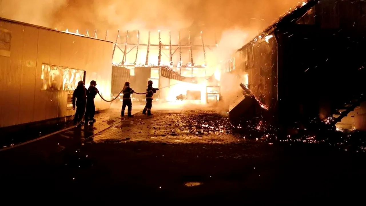 Fabrica de mobilă din Reghin, mistuită de flăcări. Focul a ars în totalitate trei corpuri de clădire. Bilanţul incendiului