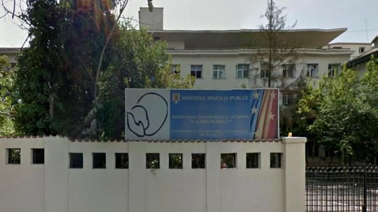 Un bebeluş de câteva zile, găsit într-o pungă lângă o pubelă din Capitală. El a fost dus la spitalul Polizu