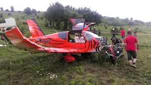 Un avion de mici dimensiuni a ratat decolarea de pe Aerodromul Măgura, o persoană fiind rănită. Pilotul avionului: „În faţă au apărut pomii şi nu am vrut să intru în ei”  - FOTO, VIDEO