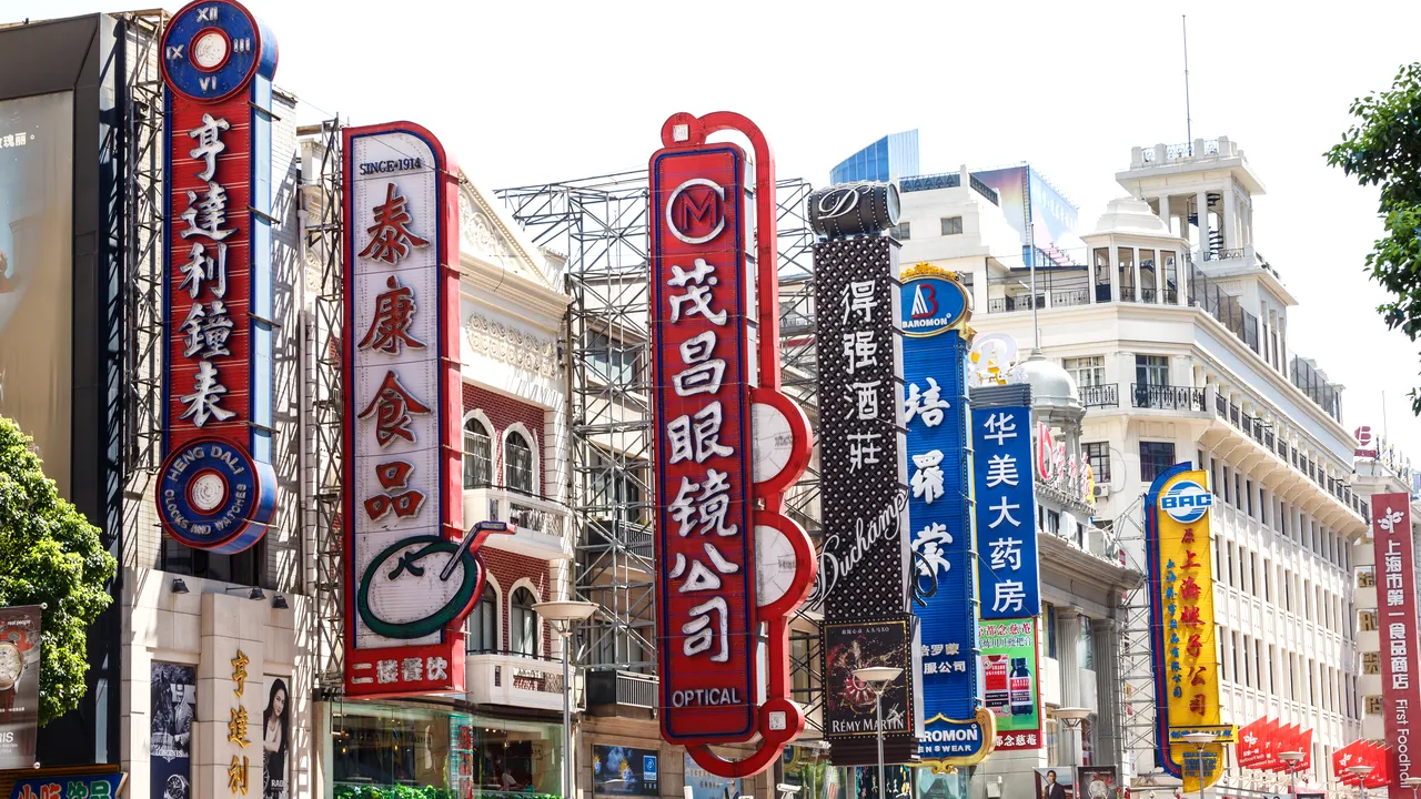 Clădire prăbuşită în Shanghai. Cel puţin cinci persoane au murit, iar alte zeci au fost prinse sub dărmături | VIDEO
