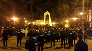 VIDEO În Galaţi, protestatarii au aruncat cu pietre şi petarde spre jandarmi