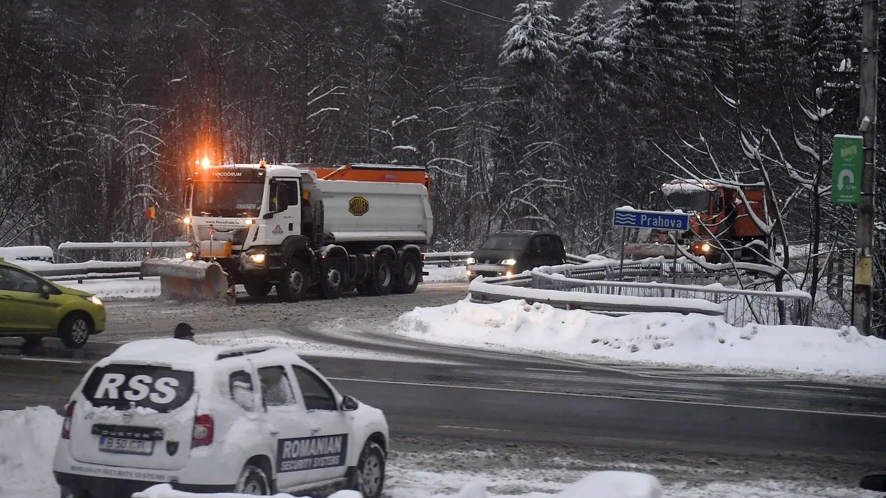 Drumurile din centrul ţării, acoperite cu zăpadă. Peste 120 de utilaje au împrăştiat antiderapant