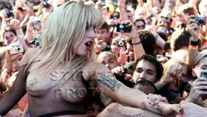 Lady Gaga dezbracată în faţa fanilor!