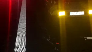 Accident teribil: Doi bărbaţi au fost spulberaţi de un TIR, în timp ce erau opriţi pe banda de urgenţă 