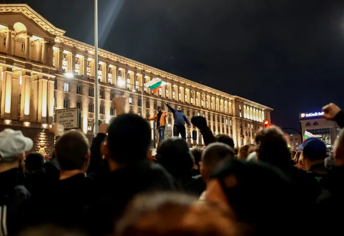 EXTERNE Proteste masive în Bulgaria! Zeci de mii de cetățeni au ieșit în stradă în Sofia, dar și alte 13 orașe / Rumen Radev solicită demisia guvernului