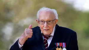 Căpitanul Tom Moore a murit la vârsta de 100 de ani din cauza COVID-19. Regina Elisabeta transmite un mesaj familiei