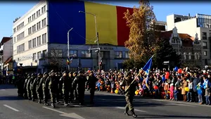 Clujenii au desfăşurat un tricolor uriaş pe faţada Cercului Militar de Ziua Naţională. VIDEO