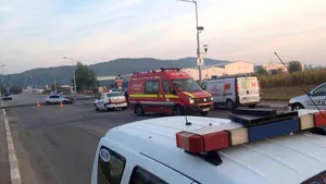 Circulaţia feroviară şi cea rutieră blocate la Mioveni, după ce o maşină a fost lovită de tren - VIDEO
