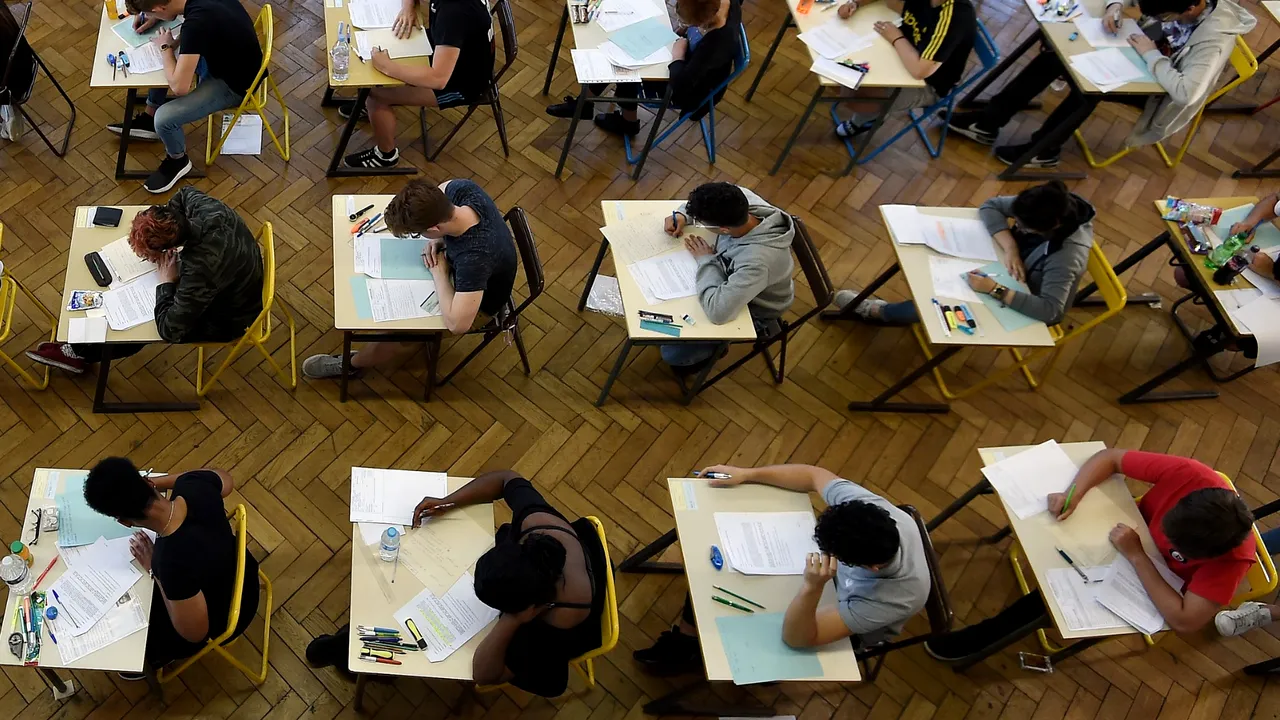 Incidente la Evaluare Naţională. Un profesor a pozat subiectele şi le-a postat pe un grup. Ce riscă acesta