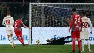 Cremonese obţine prima victorie a sezonului împotriva Romei. Mourinho a văzut cartonaşul roşu 