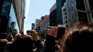 GALERIE FOTO Spectacol pe cerul din Tokyo. Forţele aeriene şi-au arătat respectul pentru munca medicilor