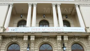 Senatorii au majorat salariile directorilor şi secretarilor şefi din universităţi
