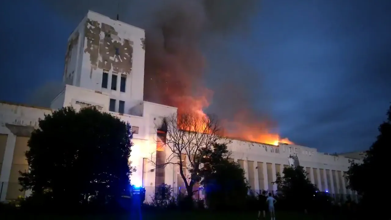 Un INCENDIU violent a distrus o parte a unei clădiri emblematice din Liverpool