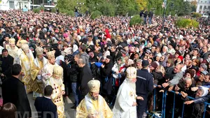 Peste 15.000 de pelerini, la coadă pentru a se închina la moaştele Sfintei Parascheva la Iaşi