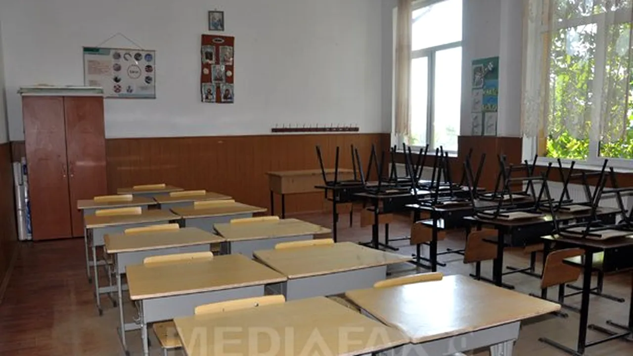 ANALIZĂ: Anul şcolar începe fără manuale la clasele mici, dar cu mai multe obligaţii pentru profesori şi elevi