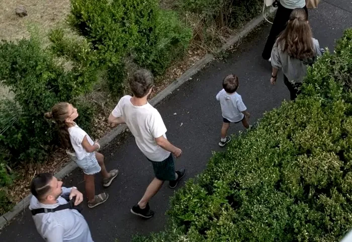 POLITIC Imagini rare cu Nicușor Dan. Președintele, în pantaloni scurți, alături de familie, la Făgăraș