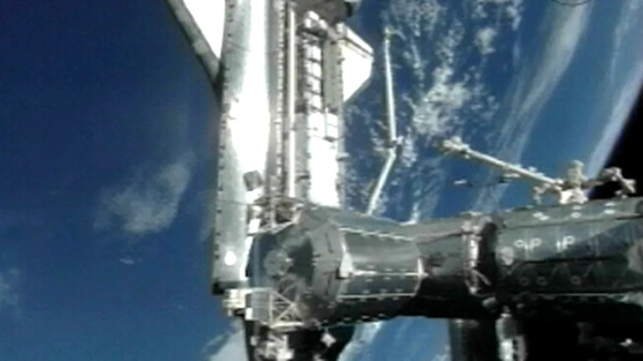 Discovery s-a conectat la Staţia Spaţială