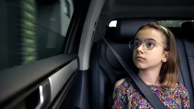 EXTERNE „Sunt închisă în mașină de o oră”. Tată român, denunțat în Italia după ce și-a lăsat fetița în mașină