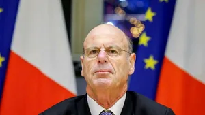 Ministrul spune că întărirea apărării franceze nu trebuie să devieze cursul finanțelor