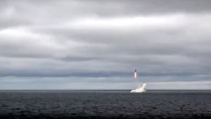 Noul submarin nuclear al Rusiei a testat cu succes lansarea rachetei intercontinentale Bulava. Racheta are o rază de acţiune de 8.000 de kilometri şi e proiectată să transporte focoase nucleare