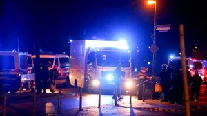 PANICĂ în Hanovra: Meciul amical Germania - Olanda, anulat după ce pe stadion s-a găsit un OBIECT SUSPECT. Arena a fost evacuată şi Angela Merkel, escortată. Sala de concerte din acelaşi oraş a fost şi ea evacuată - VIDEO