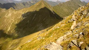 Un bătrân a căzut de pe o stâncă în Munţii Făgăraş - VIDEO