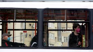 VIDEO Un pasager fără bilet a făcut un lucru hilar, după ce l-a văzut pe controlor urcând în tramvai