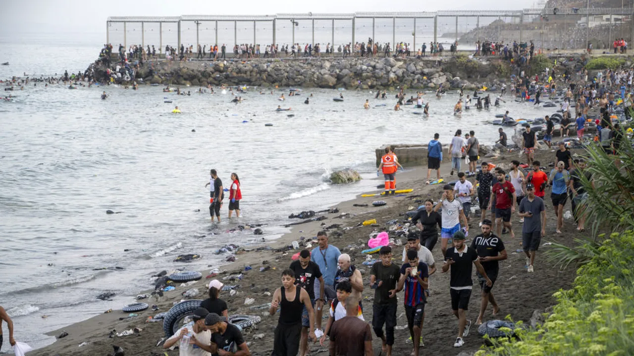 Criză majoră în Ceuta. Spania estimează că 49.000 de migranți au intrat în exclavă în 24 de ore. Cel puțin 18 oameni au murit