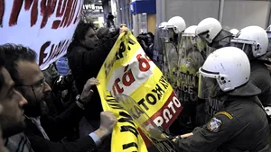 Poliţia a lansat grenade lacrimogene împotriva manifestanţilor, în centrul Atenei