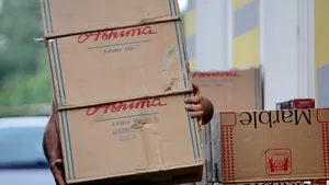 Individ prins de poliţişti în timp ce incendia ţigări de contrabandă