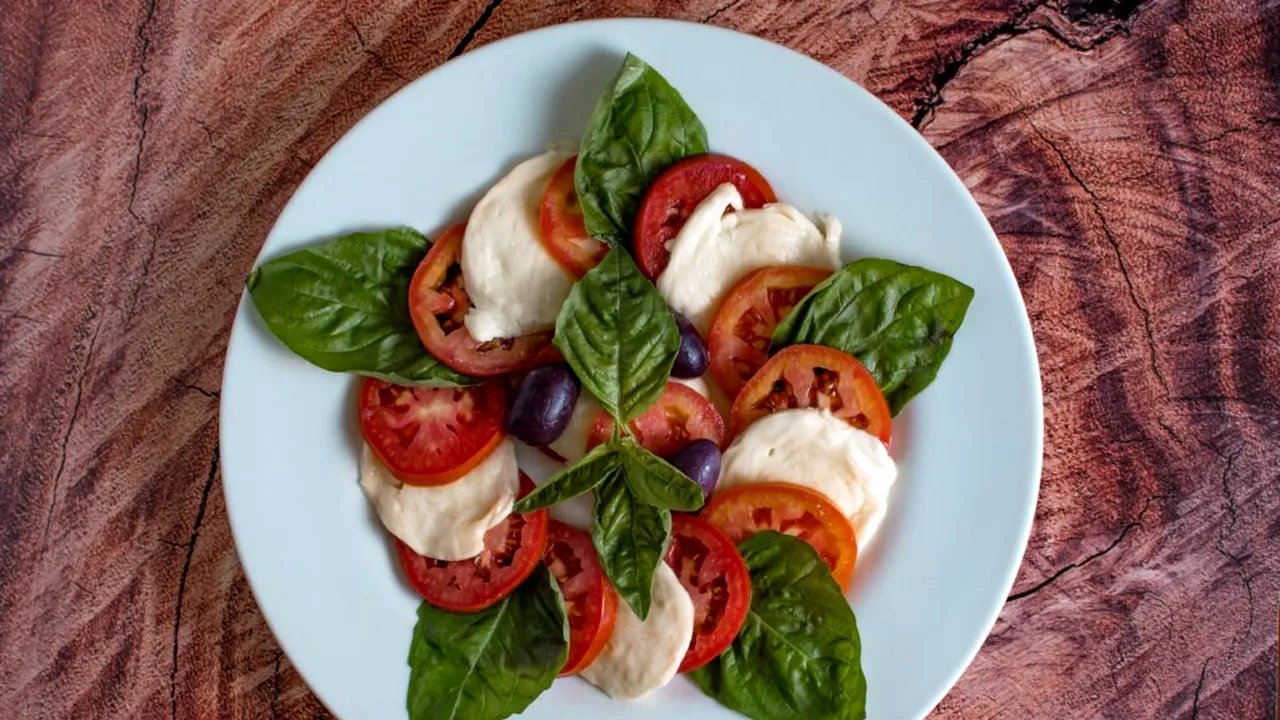 Salata care a cucerit lumea, din doar trei ingrediente. Povestea combinației simple de roșii, mozzarella și busuioc